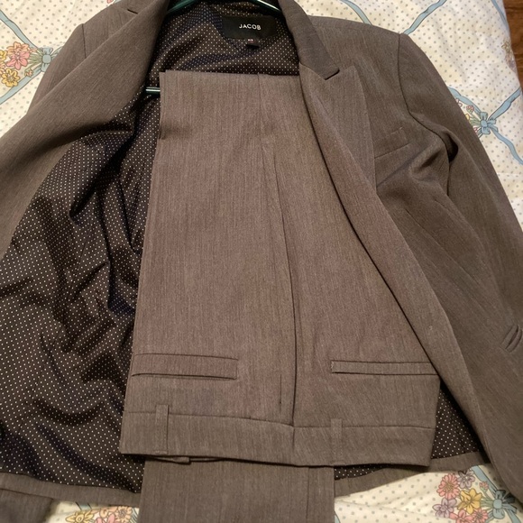 Beige business suit with blue satin ribbed tank - Picture 2 of 6